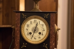 Orologio da tavolo in marmo nero e bodeaux / Table clock in black marble